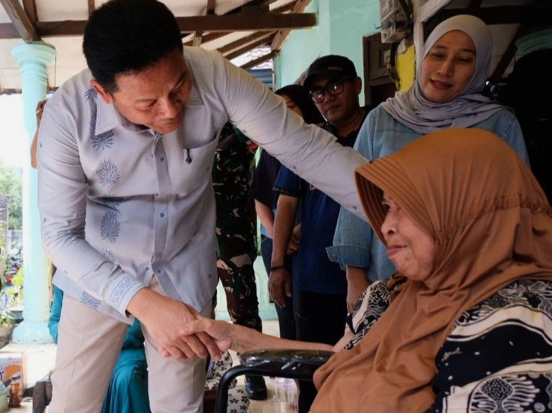 BUPATI SIDOARJO SUBANDI BERI LANSIA KURSI RODA