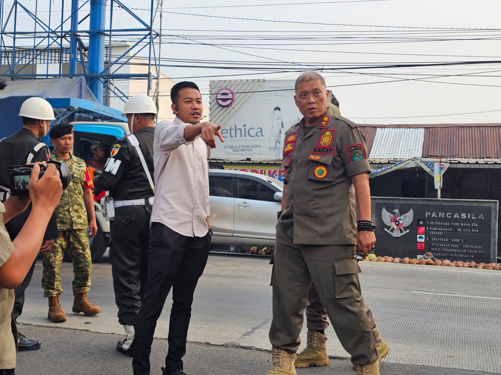Rafi Dampingi Penertiban PKL di Krembung, Dorong Penataan Tetap Humanis
