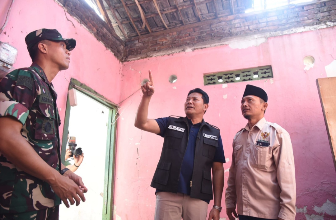 Bupati Subandi Bantu Tiga Rumah Tak Layak Huni Milik Warga Miskin di Tarik