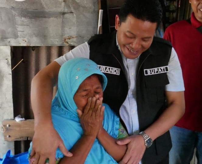 BAHAGIANYA WARGA MISKIN DI SIDOARJO DIBANTU BUPATI SUBANDI
