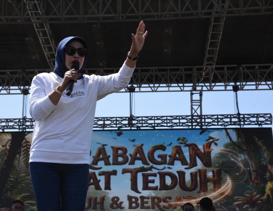 WABUP MIMIK IDAYANA BAGI-BAGI HADIAH MERIAHKAN GEBYAR GRABAGAN TULANGAN