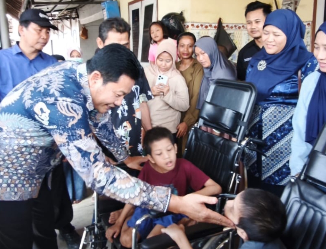 ARTI KURSI RODA BUPATI SUBANDI BAGI DUA ANAK SEREBRAL PALSY