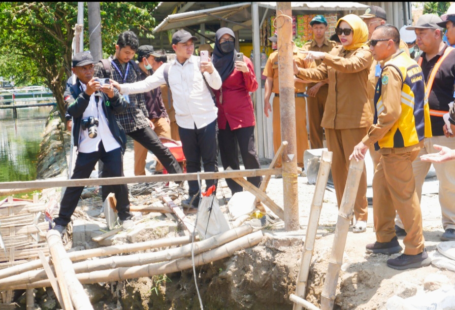 PROYEK JEMBATAN CANDINEGORO MOLOR, WABUP MIMIK IDAYANA TEGUR KONTRAKTOR