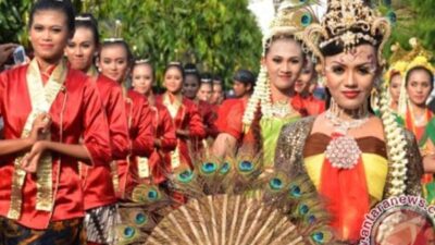 Selain dikenal dengan julukan Kota Udang dan Kota Delta, Sidoarjo yang dulunya pernah bernams Sidokare dan Sidorejo ini , memiliki banyak sekali aneka ragam seni budaya. Diantaranya adalah Budaya Jaran Jepang, Tari Ujung, Lelang Bandeng serta Budaya Nyadran yang merupakan ritual ungkapan rasa syukur atas rahmat karunia serta limoahan rejeki dari Tuhan yang Maha Esa.